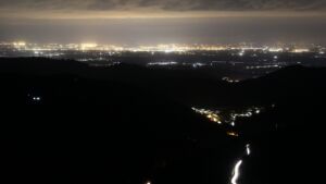 Dieses Bild zeigt eine Webcam-Aufnahme vom Achertal, aufgenommen am Samstag, den 18.04.2026 um 23:00 Uhr. Die Temperatur betrug 11.9°C.