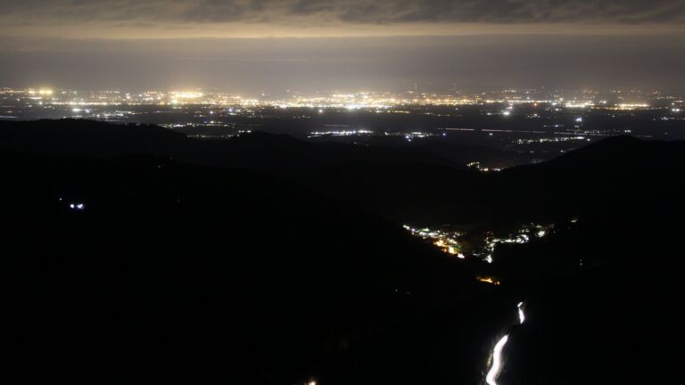 Dieses Bild zeigt eine Webcam-Aufnahme vom Achertal, aufgenommen am Samstag, den 18.04.2026 um 23:00 Uhr. Die Temperatur betrug 11.9°C.