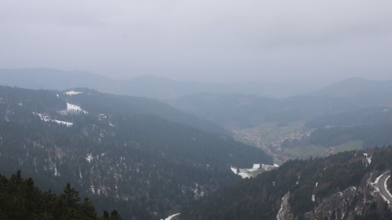 Dieses Bild zeigt eine Webcam-Aufnahme vom Achertal, aufgenommen am Freitag, den 03.04.2026 um 10:10 Uhr. Die Temperatur betrug 3°C.