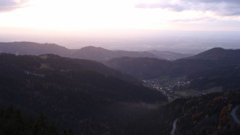 Dieses Bild zeigt eine Webcam-Aufnahme vom Achertal, aufgenommen am Samstag, den 25.10.2025 um 18:40 Uhr. Die Temperatur betrug 4.2°C.