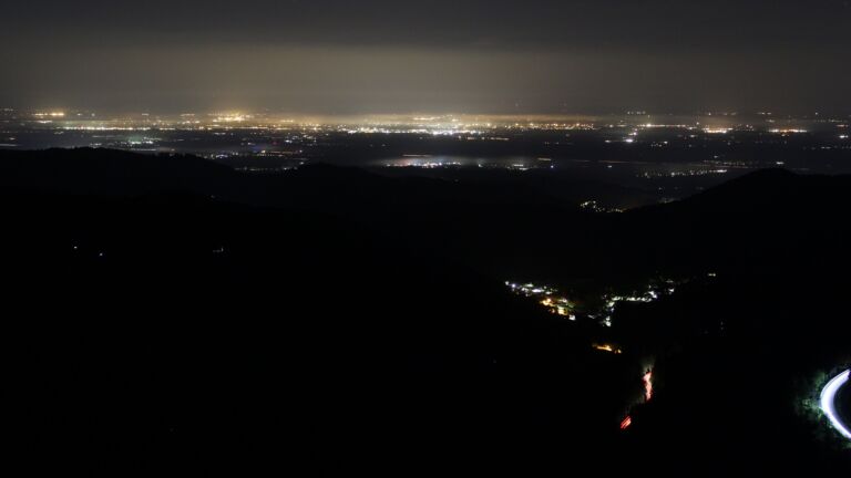 Dieses Bild zeigt eine Webcam-Aufnahme vom Achertal, aufgenommen am Mittwoch, den 30.04.2025 um 04:00 Uhr. Die Temperatur betrug 12.8°C.