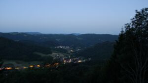Dieses Bild zeigt eine Webcam-Aufnahme vom Achertal, aufgenommen am Donnerstag, den 28.05.2026 um 04:40 Uhr. Die Temperatur betrug 17.1°C.