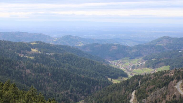 Dieses Bild zeigt eine Webcam-Aufnahme vom Achertal, aufgenommen am Freitag, den 13.03.2026 um 14:10 Uhr. Die Temperatur betrug 7.8°C.