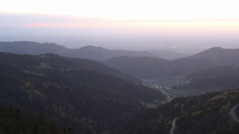 Dieses Bild zeigt eine Webcam-Aufnahme vom Achertal, aufgenommen am Montag, den 20.04.2026 um 20:50 Uhr. Die Temperatur betrug 4.8°C.