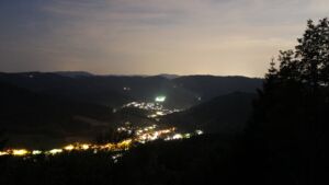 Dieses Bild zeigt eine Webcam-Aufnahme vom Achertal, aufgenommen am Samstag, den 20.06.2026 um 23:30 Uhr. Die Temperatur betrug 26.8°C.