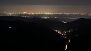 Dieses Bild zeigt eine Webcam-Aufnahme vom Achertal, aufgenommen am Freitag, den 20.03.2026 um 21:30 Uhr. Die Temperatur betrug 4.9°C.