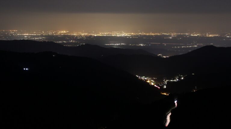 Dieses Bild zeigt eine Webcam-Aufnahme vom Achertal, aufgenommen am Freitag, den 20.03.2026 um 21:30 Uhr. Die Temperatur betrug 4.9°C.