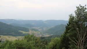 Dieses Bild zeigt eine Webcam-Aufnahme vom Achertal, aufgenommen am Donnerstag, den 30.07.2026 um 17:00 Uhr. Die Temperatur betrug 27.6°C.