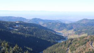 Dieses Bild zeigt eine Webcam-Aufnahme vom Achertal, aufgenommen am Dienstag, den 18.11.2025 um 11:50 Uhr. Die Temperatur betrug 0.6°C.