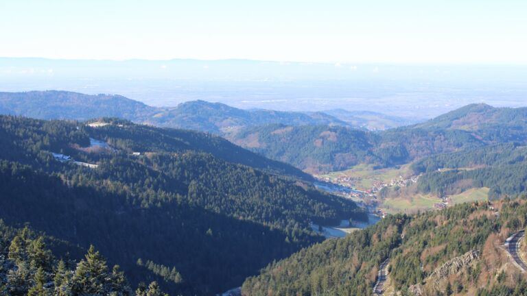 Dieses Bild zeigt eine Webcam-Aufnahme vom Achertal, aufgenommen am Dienstag, den 18.11.2025 um 11:50 Uhr. Die Temperatur betrug 0.6°C.