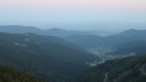 Dieses Bild zeigt eine Webcam-Aufnahme vom Achertal, aufgenommen am Montag, den 19.05.2025 um 05:40 Uhr. Die Temperatur betrug 6.9°C.