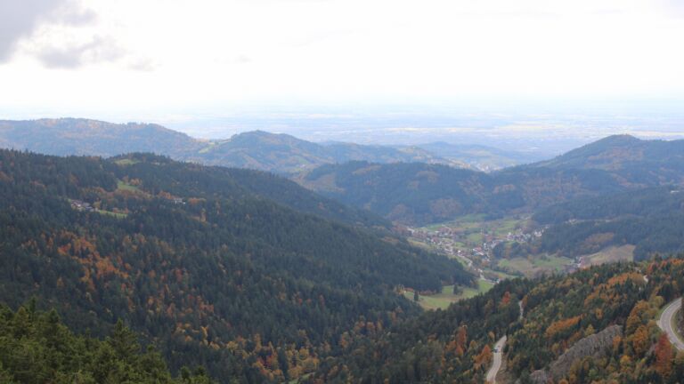 Dieses Bild zeigt eine Webcam-Aufnahme vom Achertal, aufgenommen am Donnerstag, den 16.10.2025 um 15:50 Uhr. Die Temperatur betrug 8.8°C.