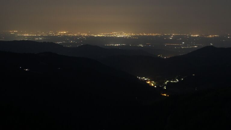 Dieses Bild zeigt eine Webcam-Aufnahme vom Achertal, aufgenommen am Freitag, den 13.06.2025 um 00:30 Uhr. Die Temperatur betrug 19.8°C.