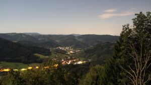 Dieses Bild zeigt eine Webcam-Aufnahme vom Achertal, aufgenommen am Montag, den 28.09.2026 um 00:30 Uhr. Die Temperatur betrug 21.9°C.