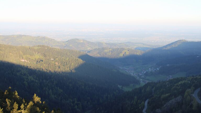 Dieses Bild zeigt eine Webcam-Aufnahme vom Achertal, aufgenommen am Donnerstag, den 23.04.2026 um 07:10 Uhr. Die Temperatur betrug 6.1°C.