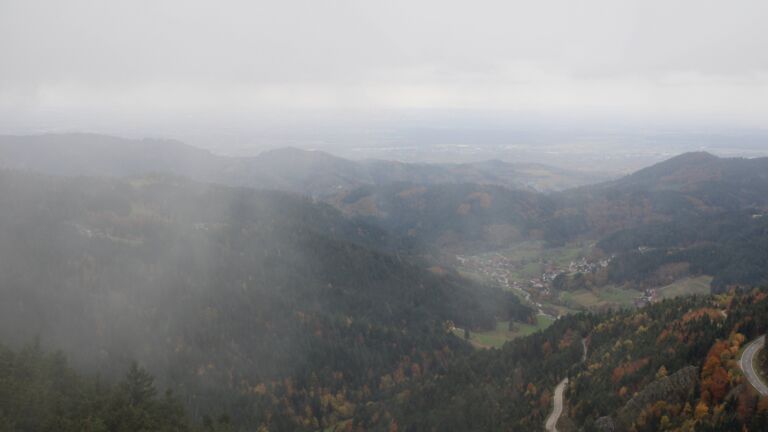 Dieses Bild zeigt eine Webcam-Aufnahme vom Achertal, aufgenommen am Sonntag, den 26.10.2025 um 11:20 Uhr. Die Temperatur betrug 0.6°C.