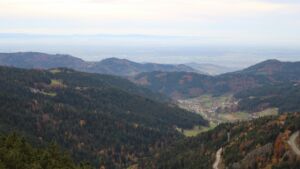 Dieses Bild zeigt eine Webcam-Aufnahme vom Achertal, aufgenommen am Freitag, den 31.10.2025 um 16:10 Uhr. Die Temperatur betrug 10.7°C.