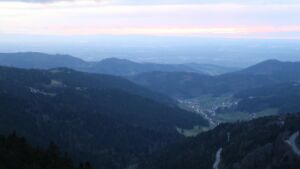 Dieses Bild zeigt eine Webcam-Aufnahme vom Achertal, aufgenommen am Sonntag, den 05.04.2026 um 20:20 Uhr. Die Temperatur betrug 6.9°C.