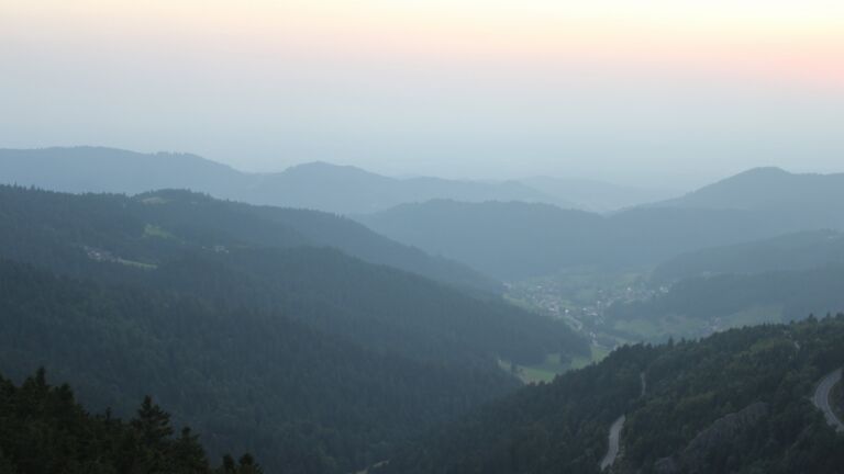 Dieses Bild zeigt eine Webcam-Aufnahme vom Achertal, aufgenommen am Dienstag, den 12.08.2025 um 20:50 Uhr. Die Temperatur betrug 25.4°C.