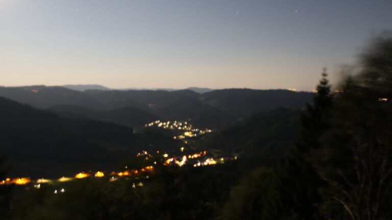 Dieses Bild zeigt eine Webcam-Aufnahme vom Achertal, aufgenommen am Mittwoch, den 29.07.2026 um 01:30 Uhr. Die Temperatur betrug 23.7°C.