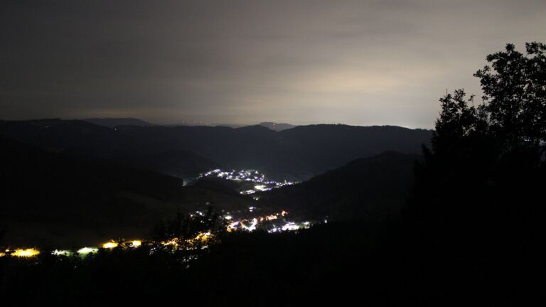 Dieses Bild zeigt eine Webcam-Aufnahme vom Achertal, aufgenommen am Dienstag, den 18.08.2026 um 02:30 Uhr. Die Temperatur betrug 17.3°C.