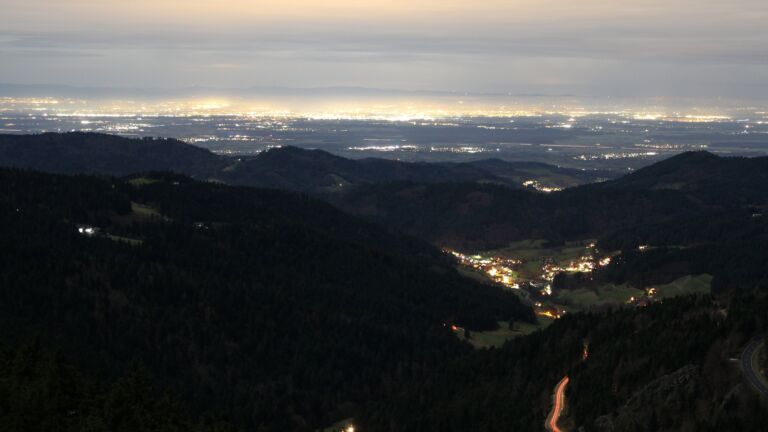 Dieses Bild zeigt eine Webcam-Aufnahme vom Achertal, aufgenommen am Dienstag, den 02.12.2025 um 22:30 Uhr. Die Temperatur betrug 5.4°C.