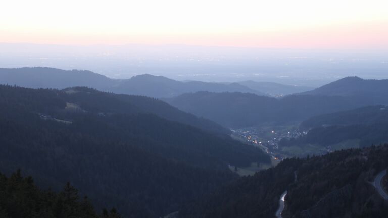 Dieses Bild zeigt eine Webcam-Aufnahme vom Achertal, aufgenommen am Donnerstag, den 26.02.2026 um 18:30 Uhr. Die Temperatur betrug 11.1°C.