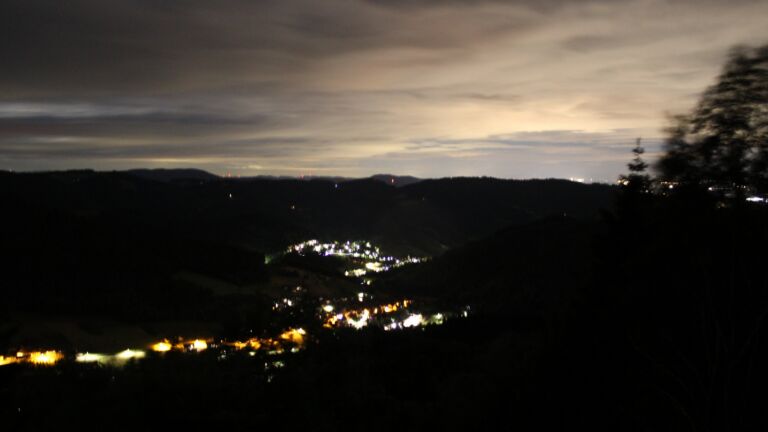 Dieses Bild zeigt eine Webcam-Aufnahme vom Achertal, aufgenommen am Donnerstag, den 04.06.2026 um 01:30 Uhr. Die Temperatur betrug 13.4°C.