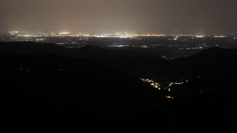 Dieses Bild zeigt eine Webcam-Aufnahme vom Achertal, aufgenommen am Donnerstag, den 26.06.2025 um 02:10 Uhr. Die Temperatur betrug 23.2°C.
