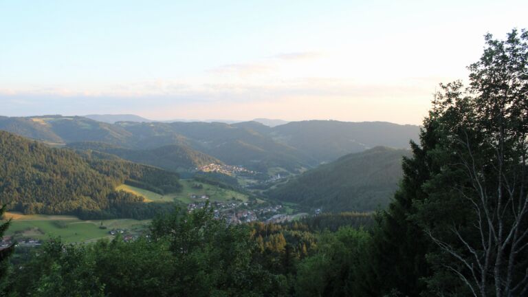 Dieses Bild zeigt eine Webcam-Aufnahme vom Achertal, aufgenommen am Mittwoch, den 08.07.2026 um 21:00 Uhr. Die Temperatur betrug 22.8°C.