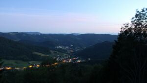 Dieses Bild zeigt eine Webcam-Aufnahme vom Achertal, aufgenommen am Samstag, den 13.06.2026 um 22:20 Uhr. Die Temperatur betrug 18°C.