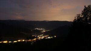 Dieses Bild zeigt eine Webcam-Aufnahme vom Achertal, aufgenommen am Dienstag, den 30.06.2026 um 23:10 Uhr. Die Temperatur betrug 21.6°C.