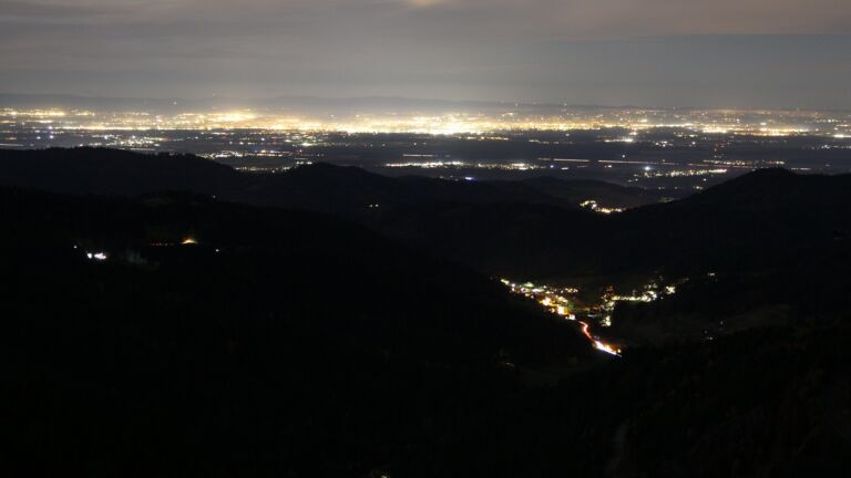 Dieses Bild zeigt eine Webcam-Aufnahme vom Achertal, aufgenommen am Freitag, den 31.10.2025 um 21:30 Uhr. Die Temperatur betrug 10.9°C.