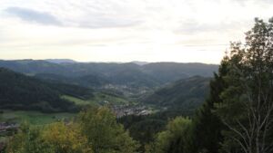 Dieses Bild zeigt eine Webcam-Aufnahme vom Achertal, aufgenommen am Donnerstag, den 22.10.2026 um 17:10 Uhr. Die Temperatur betrug 8.6°C.