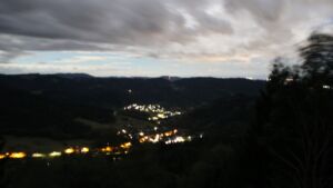 Dieses Bild zeigt eine Webcam-Aufnahme vom Achertal, aufgenommen am Samstag, den 29.08.2026 um 01:30 Uhr. Die Temperatur betrug 15.4°C.