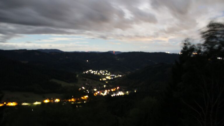 Dieses Bild zeigt eine Webcam-Aufnahme vom Achertal, aufgenommen am Samstag, den 29.08.2026 um 01:30 Uhr. Die Temperatur betrug 15.4°C.