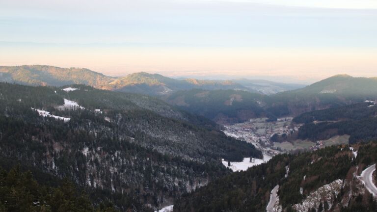 Dieses Bild zeigt eine Webcam-Aufnahme vom Achertal, aufgenommen am Sonntag, den 23.11.2025 um 08:20 Uhr. Die Temperatur betrug -1.5°C.