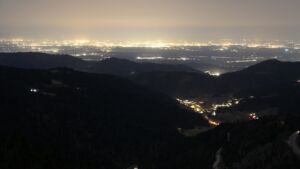 Dieses Bild zeigt eine Webcam-Aufnahme vom Achertal, aufgenommen am Donnerstag, den 26.02.2026 um 20:00 Uhr. Die Temperatur betrug 10.7°C.