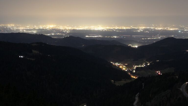 Dieses Bild zeigt eine Webcam-Aufnahme vom Achertal, aufgenommen am Donnerstag, den 26.02.2026 um 20:00 Uhr. Die Temperatur betrug 10.7°C.