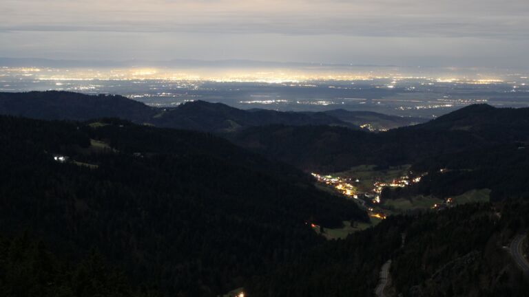 Dieses Bild zeigt eine Webcam-Aufnahme vom Achertal, aufgenommen am Dienstag, den 02.12.2025 um 23:30 Uhr. Die Temperatur betrug 5.2°C.