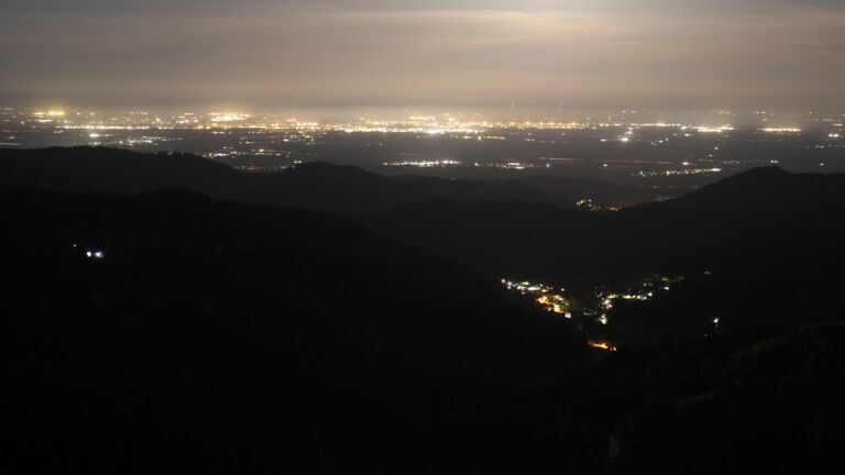 Dieses Bild zeigt eine Webcam-Aufnahme vom Achertal, aufgenommen am Sonntag, den 26.04.2026 um 03:30 Uhr. Die Temperatur betrug 10.9°C.