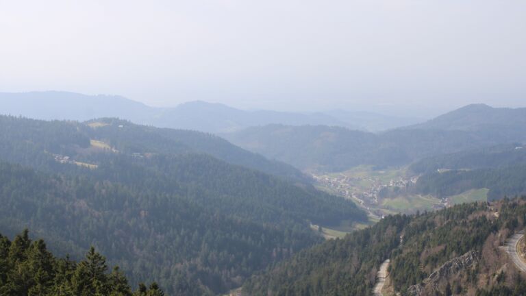 Dieses Bild zeigt eine Webcam-Aufnahme vom Achertal, aufgenommen am Dienstag, den 10.03.2026 um 13:50 Uhr. Die Temperatur betrug 10.4°C.