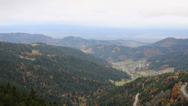 Dieses Bild zeigt eine Webcam-Aufnahme vom Achertal, aufgenommen am Dienstag, den 28.10.2025 um 10:00 Uhr. Die Temperatur betrug 4.7°C.
