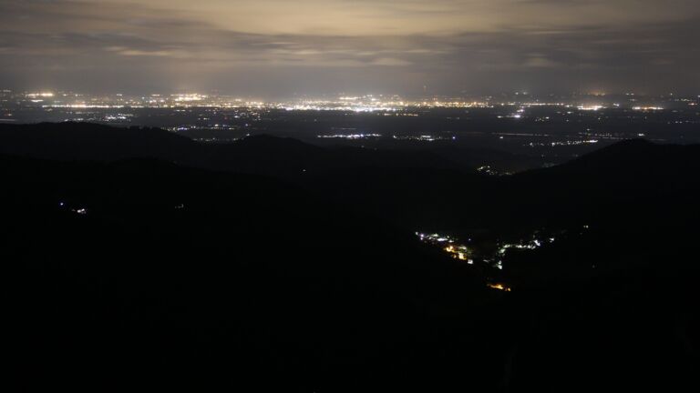 Dieses Bild zeigt eine Webcam-Aufnahme vom Achertal, aufgenommen am Freitag, den 06.06.2025 um 02:00 Uhr. Die Temperatur betrug 11.5°C.