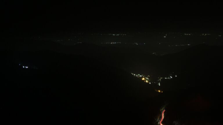 Dieses Bild zeigt eine Webcam-Aufnahme vom Achertal, aufgenommen am Dienstag, den 21.10.2025 um 23:30 Uhr. Die Temperatur betrug 8.2°C.