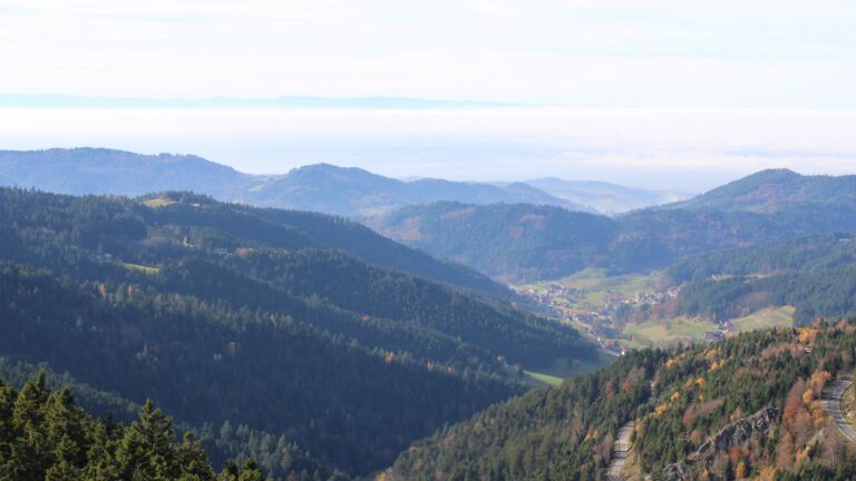 Dieses Bild zeigt eine Webcam-Aufnahme vom Achertal, aufgenommen am Donnerstag, den 06.11.2025 um 13:40 Uhr. Die Temperatur betrug 13.9°C.