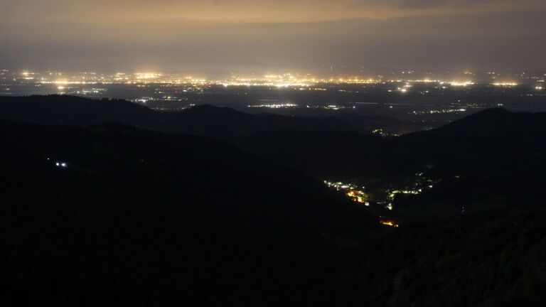 Dieses Bild zeigt eine Webcam-Aufnahme vom Achertal, aufgenommen am Sonntag, den 03.05.2026 um 03:30 Uhr. Die Temperatur betrug 14.4°C.