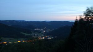 Dieses Bild zeigt eine Webcam-Aufnahme vom Achertal, aufgenommen am Freitag, den 24.07.2026 um 22:00 Uhr. Die Temperatur betrug 20.4°C.