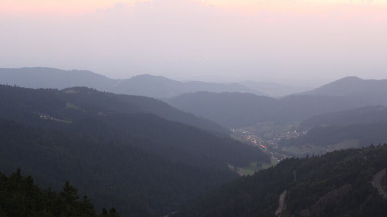 Dieses Bild zeigt eine Webcam-Aufnahme vom Achertal, aufgenommen am Freitag, den 15.08.2025 um 21:10 Uhr. Die Temperatur betrug 22.1°C.