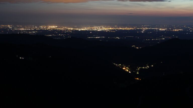 Dieses Bild zeigt eine Webcam-Aufnahme vom Achertal, aufgenommen am Samstag, den 19.07.2025 um 22:40 Uhr. Die Temperatur betrug 17.4°C.